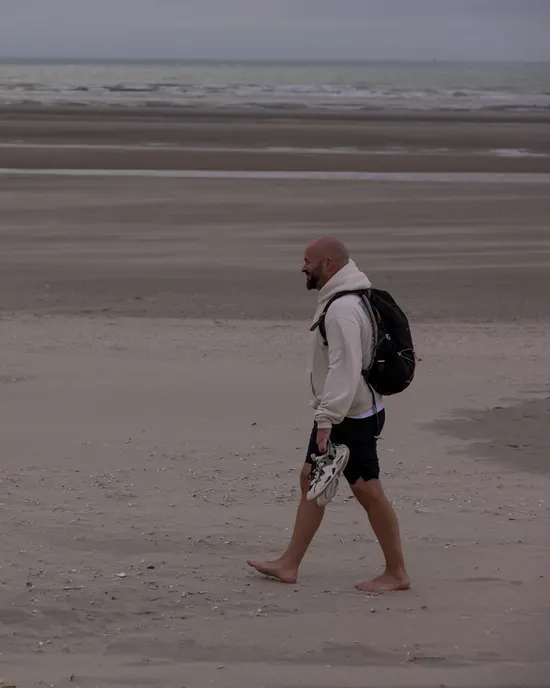 Quincy alleen op het strand